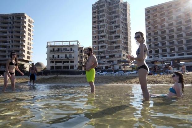 Praia de Chipre lembra conflito sem solução Ed Ou/NYTNS Praia de Chipre lembra conflito sem solução Ed Ou/NYTNS
