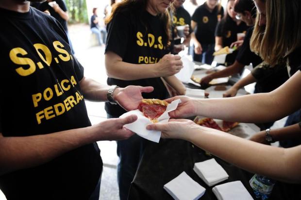 Policiais federais em greve distribuem pizza em frente à superintendência, em Porto Alegre Mauro Vieira/Agencia RBS