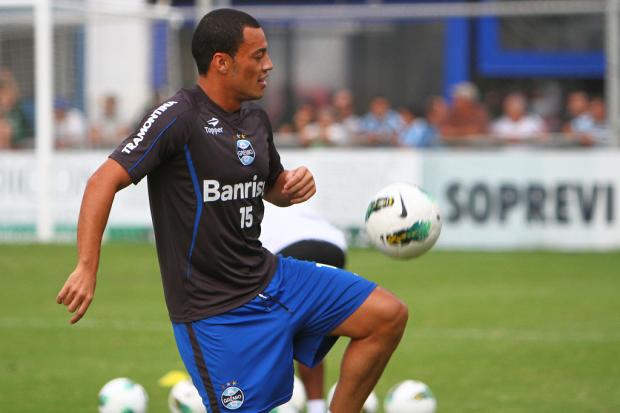 Com terceiro amarelo, Pará e Léo Gago desfalcam o Grêmio contra o Figueirense Lucas Uebel/Grêmio/Divulgação Com terceiro amarelo, Pará e Léo Gago desfalcam o Grêmio contra o Figueirense Lucas Uebel/Grêmio/Divulgação