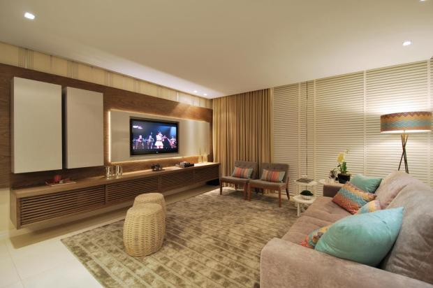 Proposta com tons neutros adapta a sala de estar para diferentes tipos de usos Vanessa Bohn,Bohn fotografias/Casa&Cia