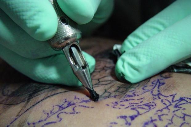Concurso irá premiar trabalhos de manicures e tatuadores com mensagens de prevenção às hepatites Divulgação/Stock photos Concurso irá premiar trabalhos de manicures e tatuadores com mensagens de prevenção às hepatites Divulgação/Stock photos