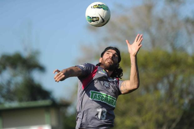 STJD denuncia Loco Abreu pelo beijo no escudo do Botafogo Flávio Neves/Agencia RBS STJD denuncia Loco Abreu pelo beijo no escudo do Botafogo Flávio Neves/Agencia RBS