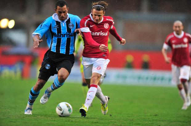Gilberto Silva cita chegada de Forlán ao Inter para explicar elogios ao Brasileirão Marcelo Oliveira/