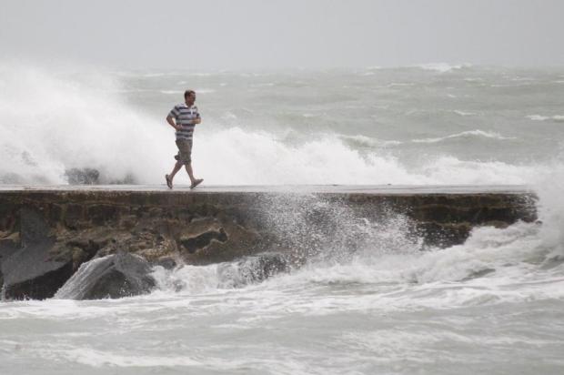 Tempestades são registradas na Ásia e na América do Norte AP Photo/Wilfredo Lee/Ap Tempestades são registradas na Ásia e na América do Norte AP Photo/Wilfredo Lee/Ap