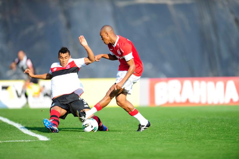 Fabrício disputa bola na partida entre Inter e Flamengo:imagem 2
