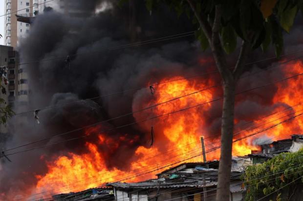 Incêndio consome favela na zona sul da capital paulista Renato S. Cerqueira/AE