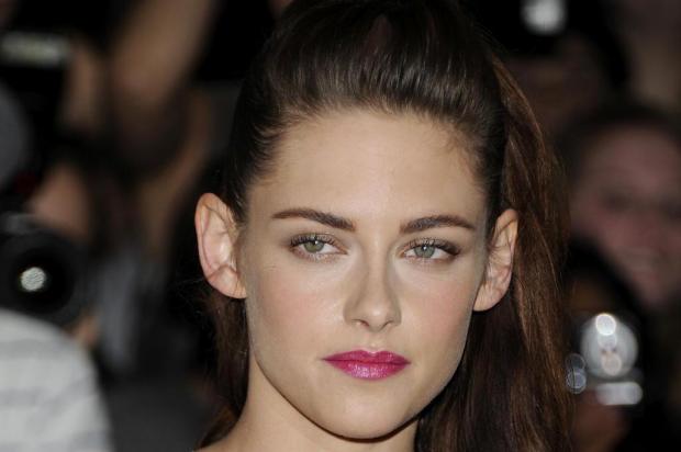 Kristen Stewart poupa sorrisos em primeiro tapete vermelho após flagra de traição Evan Agostini/AP
