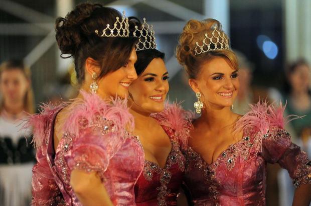Princesa de farda, coturno e coldre: soberana da Oktoberfest é policial em Santa Cruz do Sul Rodrigo Assmann/Divulgação Princesa de farda, coturno e coldre: soberana da Oktoberfest é policial em Santa Cruz do Sul Rodrigo Assmann/Divulgação