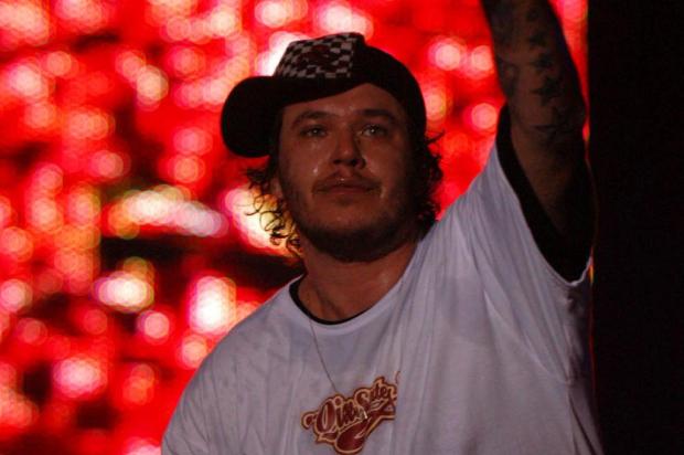 Vocalista do Charlie Brown Jr. para show por sete minutos para dar "lição de moral" no baixista  Caio Cezar/Agencia RBS