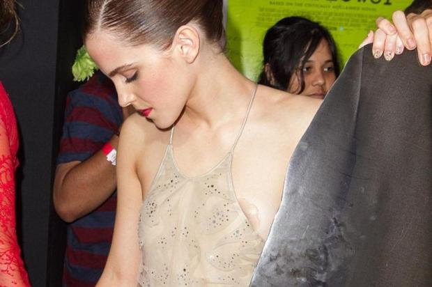 Emma Watson é traída pelo vestido e mostra demais no tapete vermelho ROBYN BECK/AFP Emma Watson é traída pelo vestido e mostra demais no tapete vermelho ROBYN BECK/AFP