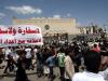 Iemenitas seguram faixa que diz "Nenhuma embaixada e nenhum embaixador, nenhuma relação com os inimigos", em frente à embaixada dos EUA em Sanaa