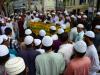 Ativistas de um partido islâmico fazem protesto em frente à maior mesquita da capital Dhaka, em Bangladesh