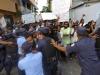 Policiais maldívios tentam conter manifestantes que caminham em direção ao escritório da ONU