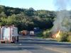 Botijões de gás pegam fogo na carroceria de caminhão e Rota do Sol fica bloqueada por quase uma hora, em Caxias do Sul