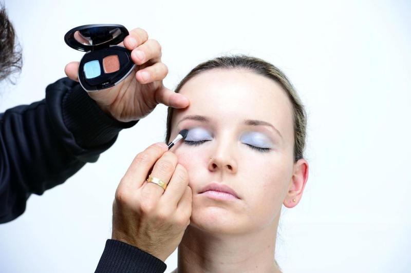Antes de começar a passar a sombra, use primer para olhos para segurar a cor por mais tempo. A sombra azul é passada em toda a pálpebra móvel. Escolha um tom mais claro para fazer o fundo.:imagem 2