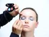 Antes de começar a passar a sombra, use primer para olhos para segurar a cor por mais tempo. A sombra azul é passada em toda a pálpebra móvel. Escolha um tom mais claro para fazer o fundo.