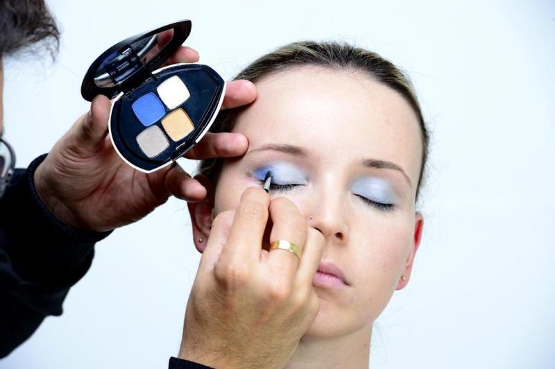Para criar um contraste de claro e escuro, use um tom mais forte de azul no canto dos olhos, fazendo um pequeno V com a cor. :imagem 3