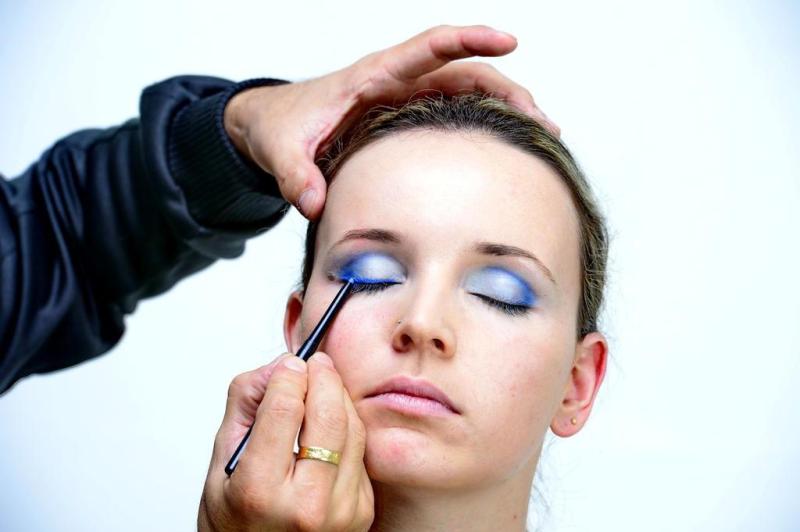 O delineador azul dá ainda mais destaque aos olhos. Passe na raiz dos cílios, numa linha bem fina. :imagem 4