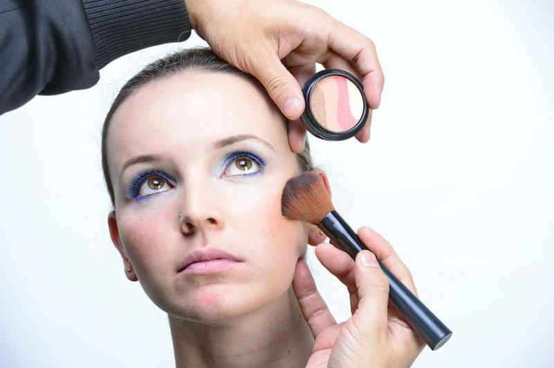 Aposte na moda dos blushes que oferecem, em uma mesma embalagem, tonalidades diferentes. Combinadas, elas dão um efeito bem mais natural.:imagem 6