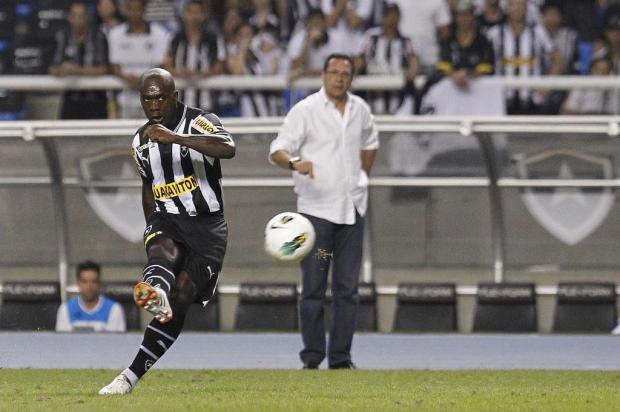 Seedorf pede paciência e compara Botafogo ao Chelsea Wagner Meier/AGIF