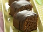 Calda amanteigada é usada como cobertura de bolo de chocolate Divulgação Nestlé/Divulgação