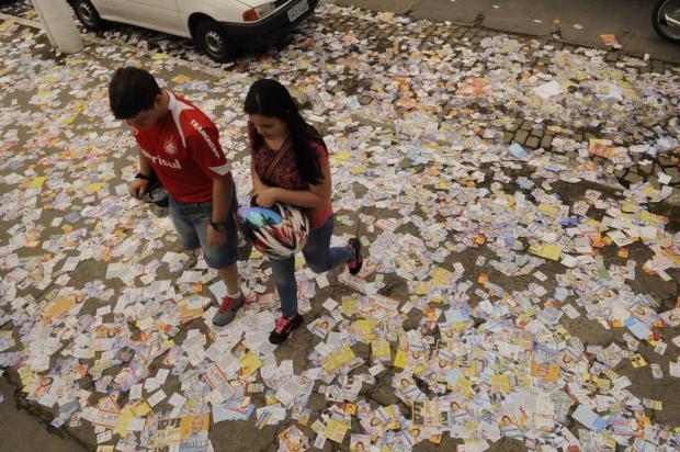 Lixo eleitoral acumula na porta dos principais locais de votação de Pelotas Nauro Júnior/Agencia RBS