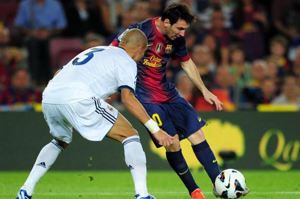 Messi e Ronaldo brilham em empate entre Barcelona e Real Madrid LLUIS GENE/AFP