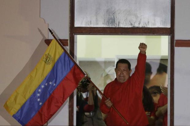 Admiradores de Chávez comemoram vitória nas ruas da Caracas Fernando Llano/AP Admiradores de Chávez comemoram vitória nas ruas da Caracas Fernando Llano/AP