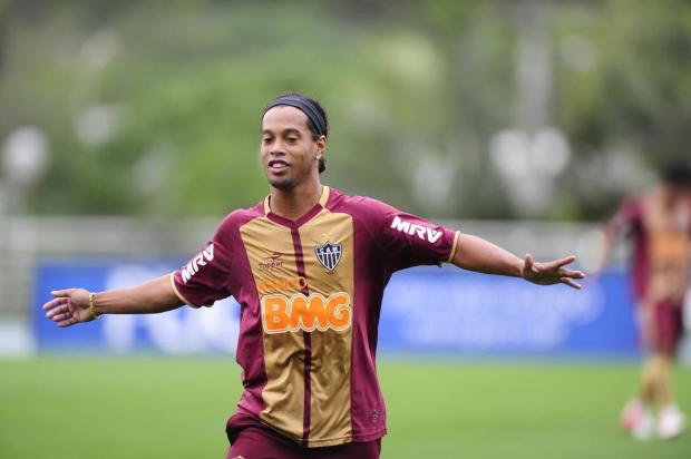 Os passos de Ronaldinho no treino do Atlético-MG em Porto Alegre Ricardo Duarte/Agencia RBS