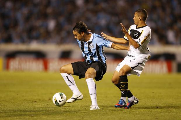Grêmio deixa escapar vitória no fim e empata com o Botafogo no Olímpico Fernando Gomes/