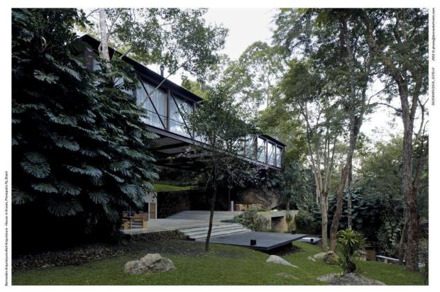 Com a esbeltez do aço, casa na serra faz ponte entre o homem e a natureza Leonardo Finotti/Divulgação Com a esbeltez do aço, casa na serra faz ponte entre o homem e a natureza Leonardo Finotti/Divulgação