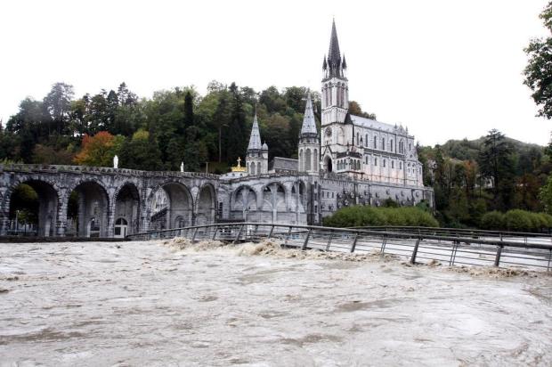 Santuários de Lourdes são inundados e 500 peregrinos são evacuados na França LAURENT DARD/AFP