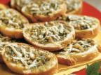 Bruschettas recebem cobertura de pesto Éric B./Cozinha Nestlé Bruschettas recebem cobertura de pesto Éric B./Cozinha Nestlé