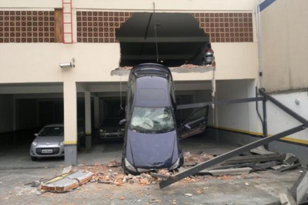 Carro destrói parede de estacionamento e cai sobre outro veículo em Blumenau Jandyr Nascimento/Agencia RBS Carro destrói parede de estacionamento e cai sobre outro veículo em Blumenau Jandyr Nascimento/Agencia RBS