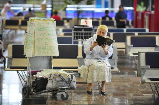 Idosa de 79 anos faz do aeroporto Salgado Filho a própria casa Diego Vara/Agencia RBS Idosa de 79 anos faz do aeroporto Salgado Filho a própria casa Diego Vara/Agencia RBS