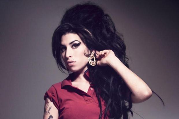 Pai de Amy Winehouse veta peça sobre a filha Divulgação/Divulgação