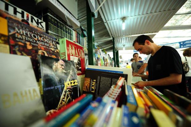 Feira do Livro começa com praça reformulada e movimento tranquilo Jean Schwarz/Agencia RBS Feira do Livro começa com praça reformulada e movimento tranquilo Jean Schwarz/Agencia RBS