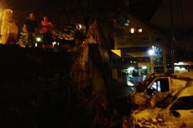 Temporal derruba árvores, muro de estádio e deixa 110 mil pontos sem luz na Serra Arquivo Pessoal/Arquivo Pessoal Temporal derruba árvores, muro de estádio e deixa 110 mil pontos sem luz na Serra Arquivo Pessoal/Arquivo Pessoal