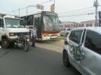 Moto fica presa em caminhão após acidente entre quatro veículos na Capital Mauro Saraiva Jr./Rádio Gaúcha Moto fica presa em caminhão após acidente entre quatro veículos na Capital Mauro Saraiva Jr./Rádio Gaúcha