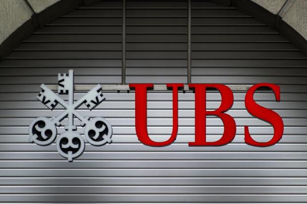 Banco suíço UBS recebe multa de 29,7 milhões de libras Fabrice Coffrini/AFP Banco suíço UBS recebe multa de 29,7 milhões de libras Fabrice Coffrini/AFP