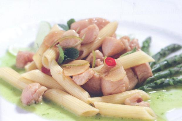 Massa com frango é opção para o almoço Reprodução/Reprodução Massa com frango é opção para o almoço Reprodução/Reprodução