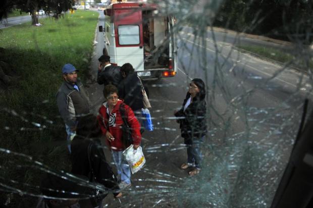 Morre um dos feridos em colisão entre dois ônibus em Viamão Bruno Alencastro/Agencia RBS Morre um dos feridos em colisão entre dois ônibus em Viamão Bruno Alencastro/Agencia RBS