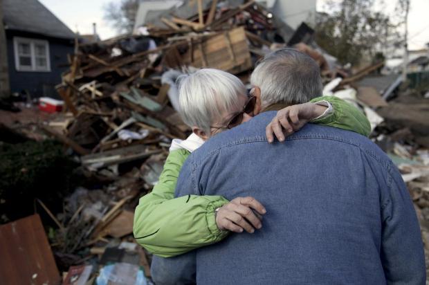 Quatro dias depois de Sandy, nova-iorquinos ainda enfrentam pesadelo Seth Wenig/AP Photo