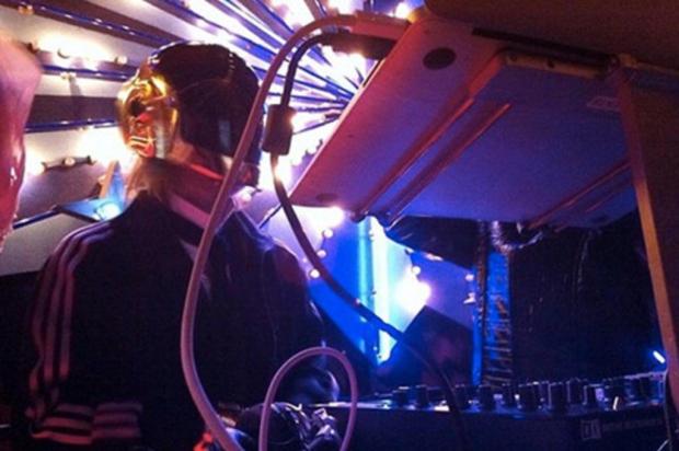 Thom Yorke vai vestido de Daft Punk a festa de Halloween do Maroon 5 Instagram/Paige Cleveland/Reprodução Thom Yorke vai vestido de Daft Punk a festa de Halloween do Maroon 5 Instagram/Paige Cleveland/Reprodução