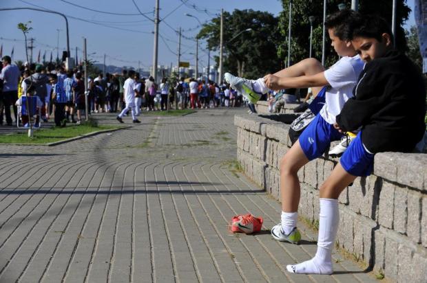 Seletiva de futebol atrai milhares de meninos em Porto Alegre Bruno Alencastro/Agencia RBS Seletiva de futebol atrai milhares de meninos em Porto Alegre Bruno Alencastro/Agencia RBS