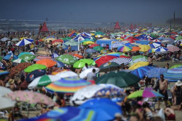 Praia lotada dá prévia do que deve ser o verão gaúcho Ricardo Duarte/Agencia RBS Praia lotada dá prévia do que deve ser o verão gaúcho Ricardo Duarte/Agencia RBS