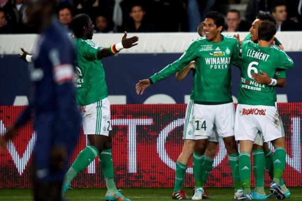 Com gol de Brandão, ex-Grêmio, Saint Etienne derrota o PSG no Francês Thomas Coex/AFP