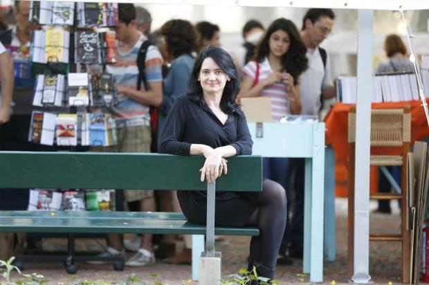 Jornalista e cronista Cláudia Laitano autografa coletânea Félix Zucco/Agencia RBS Jornalista e cronista Cláudia Laitano autografa coletânea Félix Zucco/Agencia RBS