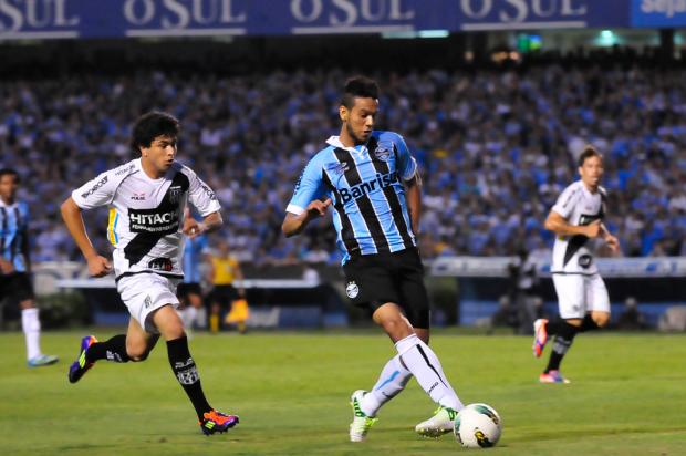 Na saída de campo, jogadores comemoram superação da equipe Marcelo Oliveira/Agência RBS