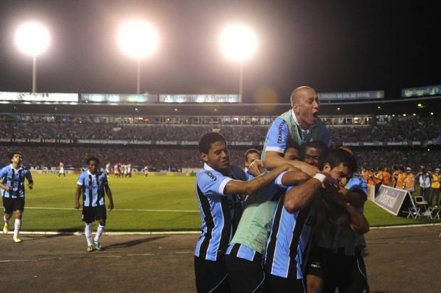 No apagar das luzes, André Lima dá vitória ao Grêmio sobre a Ponte Preta Diego Vara/ No apagar das luzes, André Lima dá vitória ao Grêmio sobre a Ponte Preta Diego Vara/
